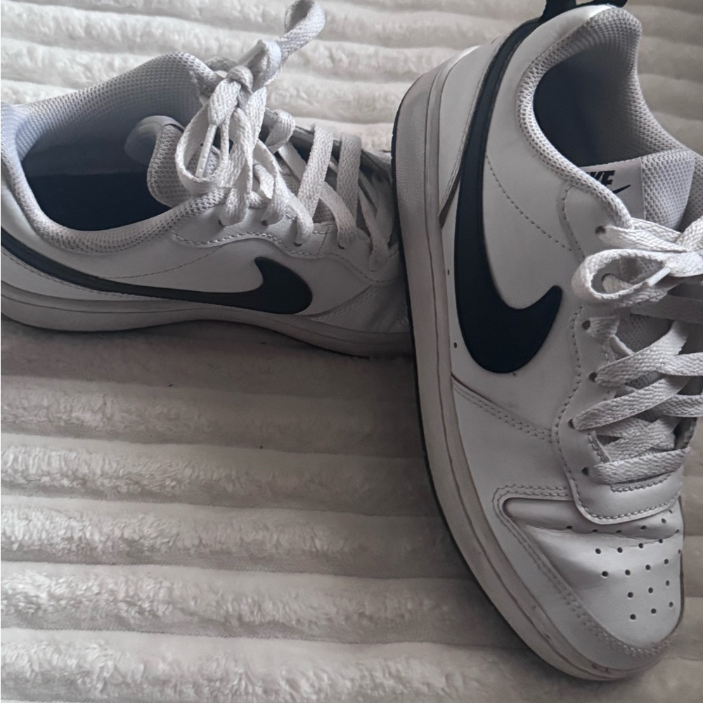Nike White and Black Low-Top Leather Sneakers 5Y